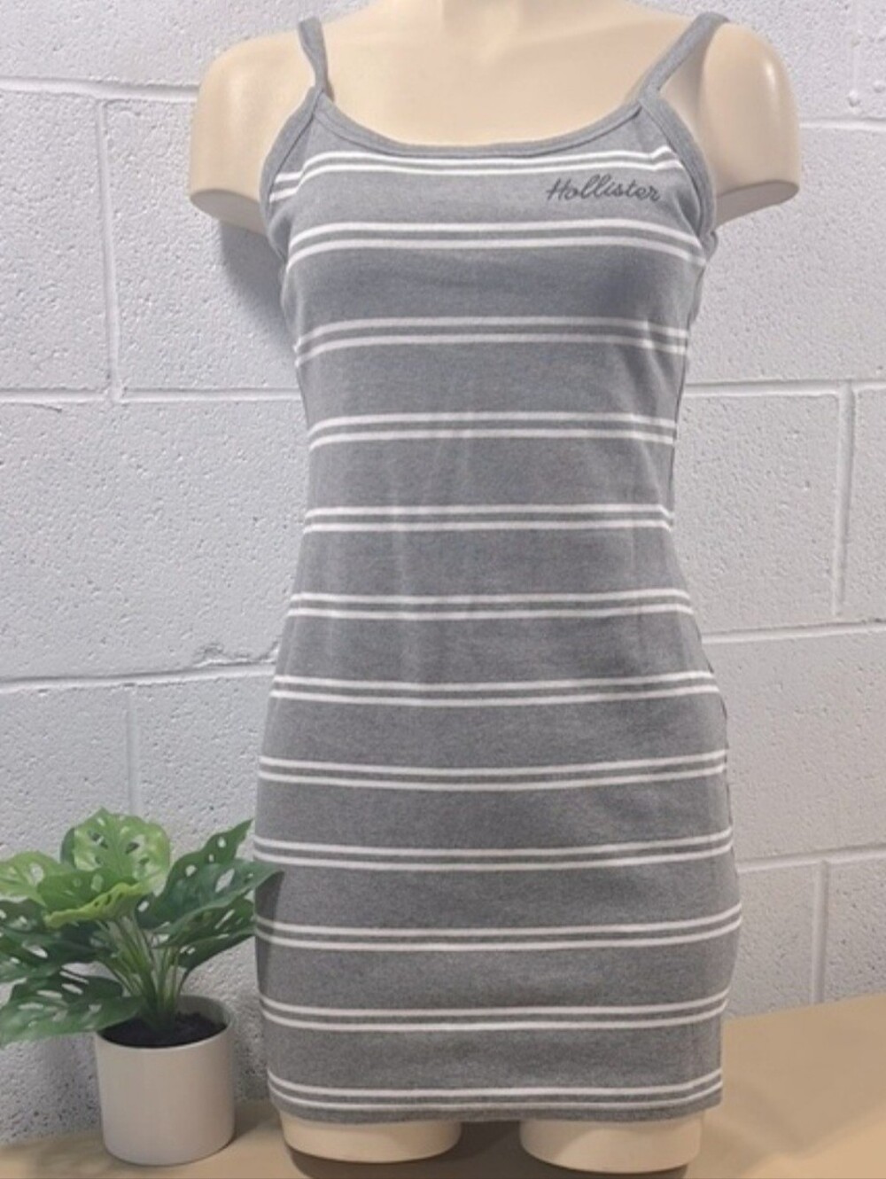 Hollister Vintage Gray & White Dress With Built In Bra